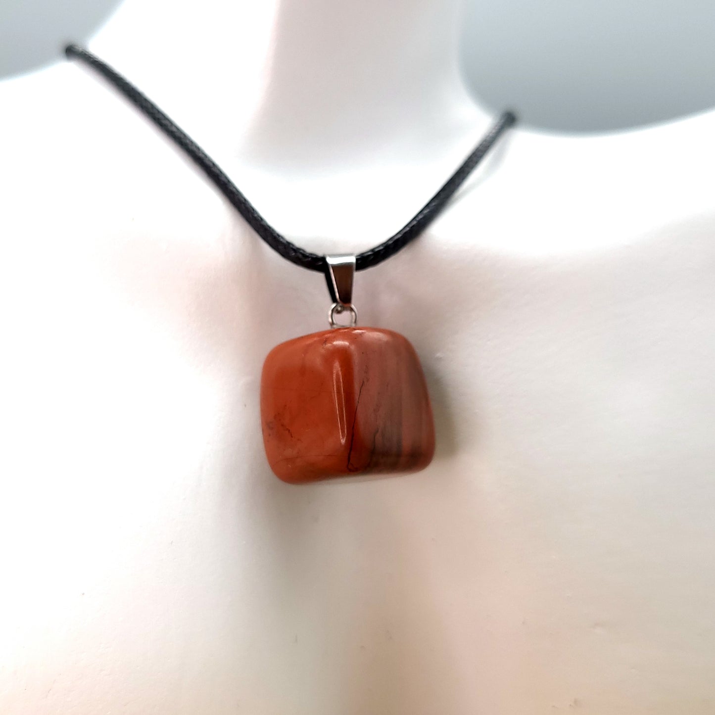 COLLIERS PENDENTIFS ÉTOILES ou CUBES EN PIERRE JASPE ROUGE - BIJOUX ARTISANAUX, UNIQUES & ORIGINAUX