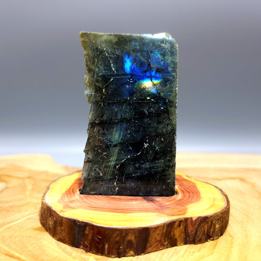 DÉCORATION EN PIERRE DE LABRADORITE ARC EN CIEL AU CHOIX SUR SOCLE SCULPTÉ EN BOIS (CADE) – UNIQUE, ORIGINALE & ARTISANALE