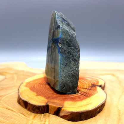 DÉCORATION EN PIERRE DE LABRADORITE ARC EN CIEL AU CHOIX SUR SOCLE SCULPTÉ EN BOIS (CADE) – UNIQUE, ORIGINALE & ARTISANALE