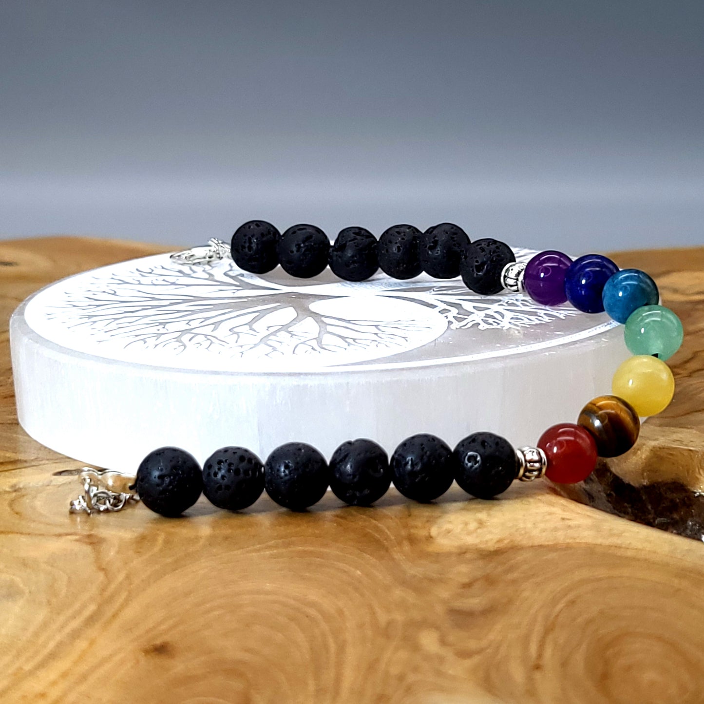 BRACELETS DE PERLES RONDES EN PIERRES DE LAVE + 7 CHAKRAS - 2 TAILLES AU CHOIX - BIJOUX ARTISANAUX, UNIQUES & ORIGINAUX