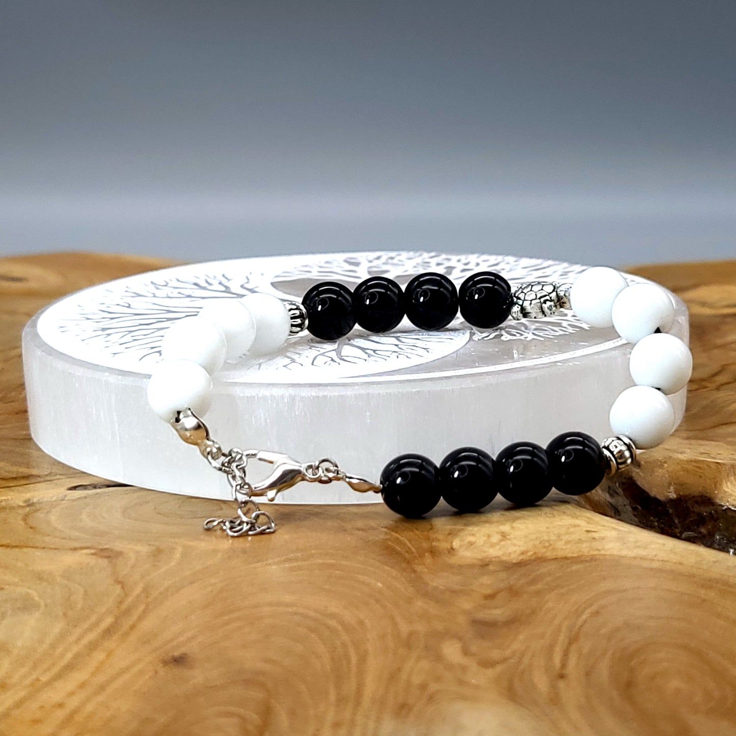 BRACELETS YIN & YANG OU TORTUE EN DUO DE PERLES RONDES EN ONYX NOIR & BLANC - 2 TAILLES AU CHOIX - BIJOUX ARTISANAUX, UNIQUES & ORIGINAUX