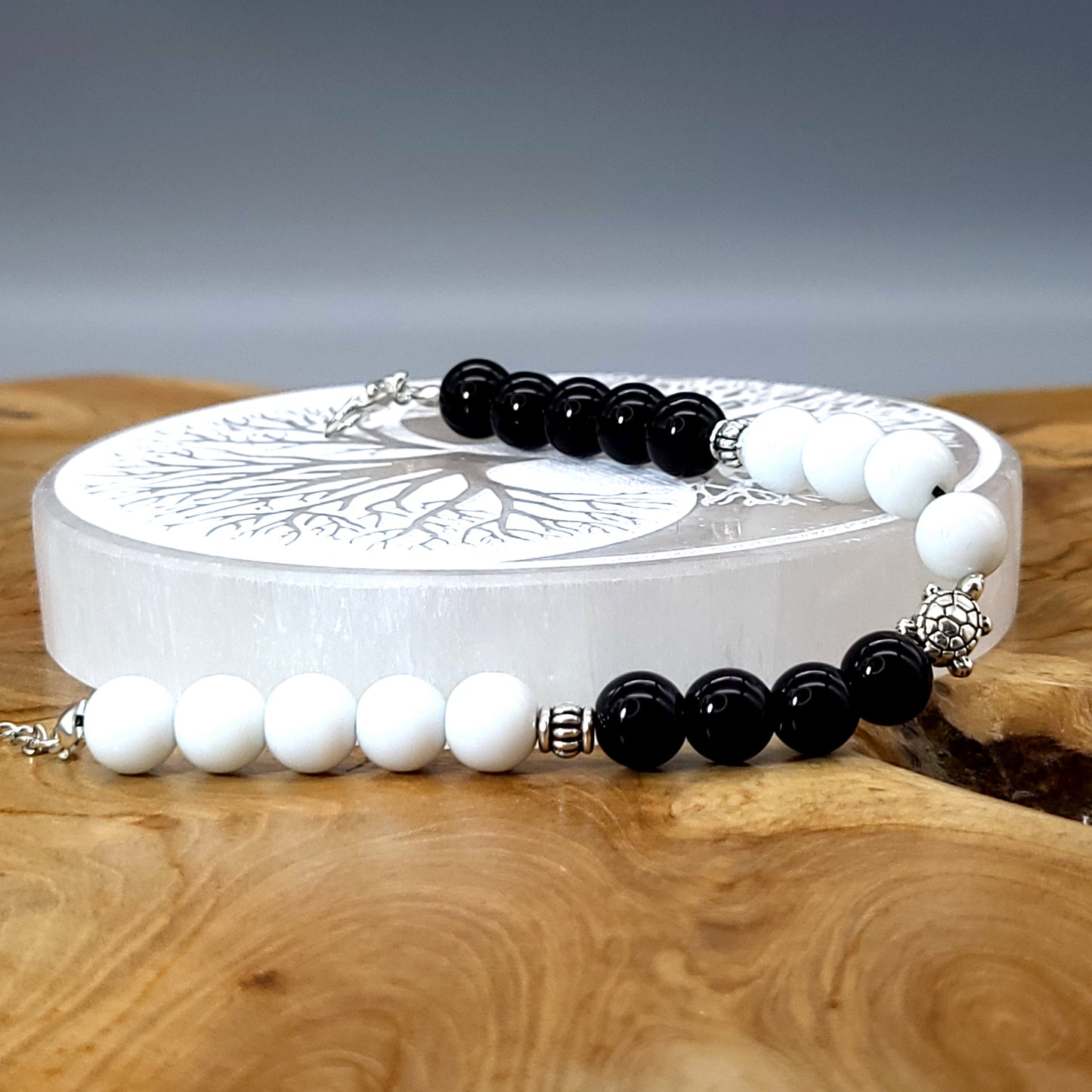 BRACELETS YIN & YANG OU TORTUE EN DUO DE PERLES RONDES EN ONYX NOIR & BLANC - 2 TAILLES AU CHOIX - BIJOUX ARTISANAUX, UNIQUES & ORIGINAUX