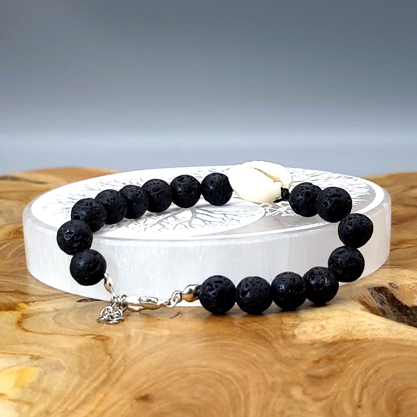 BRACELETS DE PERLES RONDES EN PIERRE DE LAVE + CAURIS (coquillage) - 2 TAILLES AU CHOIX - BIJOUX ARTISANAUX, UNIQUES & ORIGINAUX