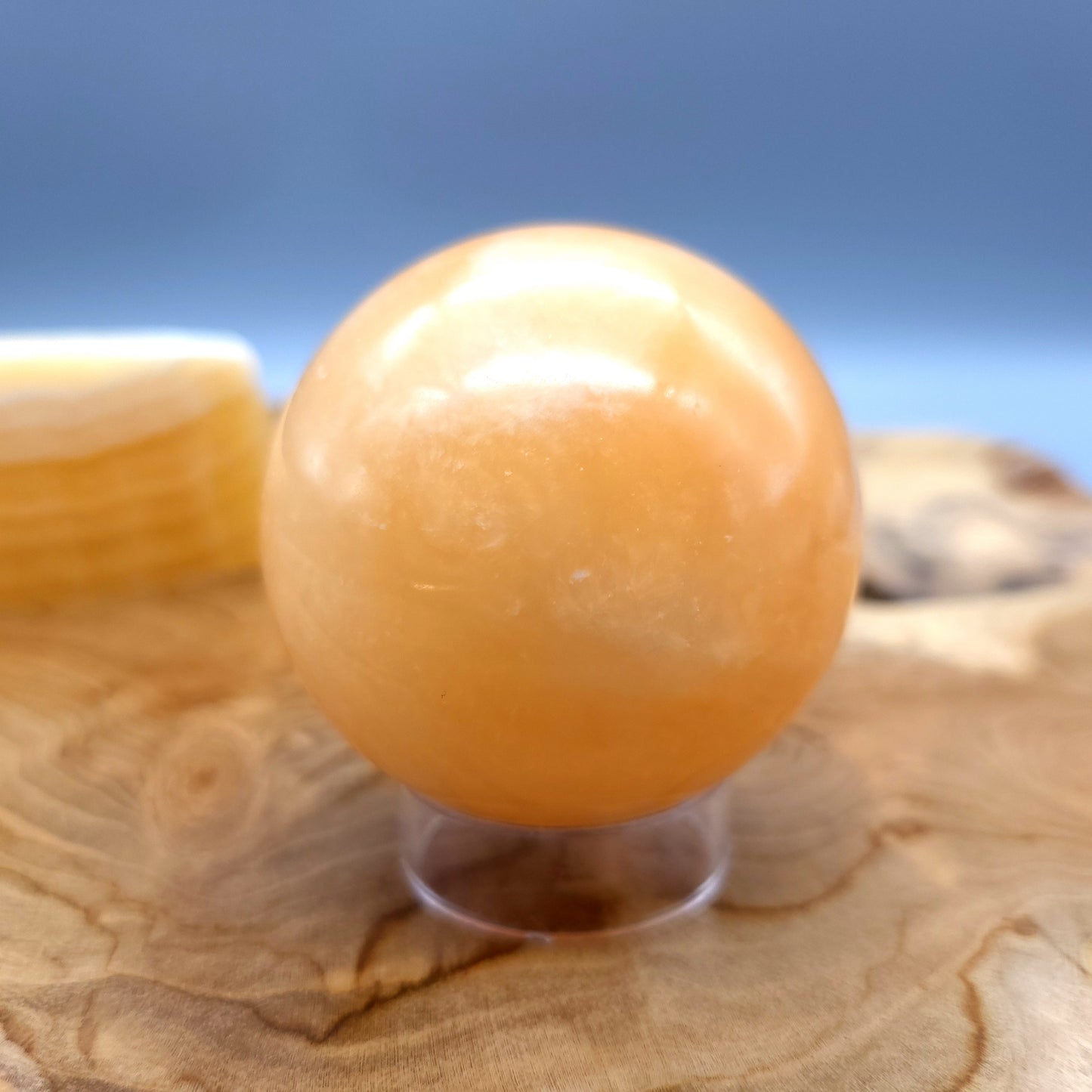 SCULPTURE SPHÈRE ou BOULE 3D EN PIERRE DE CALCITE MIEL N°5 - UNIQUE & ARTISANALE