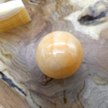 SCULPTURE SPHÈRE ou BOULE 3D EN PIERRE DE CALCITE MIEL N°5 - UNIQUE & ARTISANALE