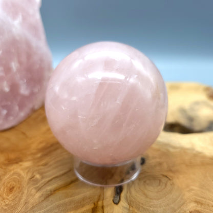 SCULPTURE SPHÈRE ou BOULE 3D EN PIERRE DE QUARTZ ROSE N°1 - UNIQUE & ARTISANALE