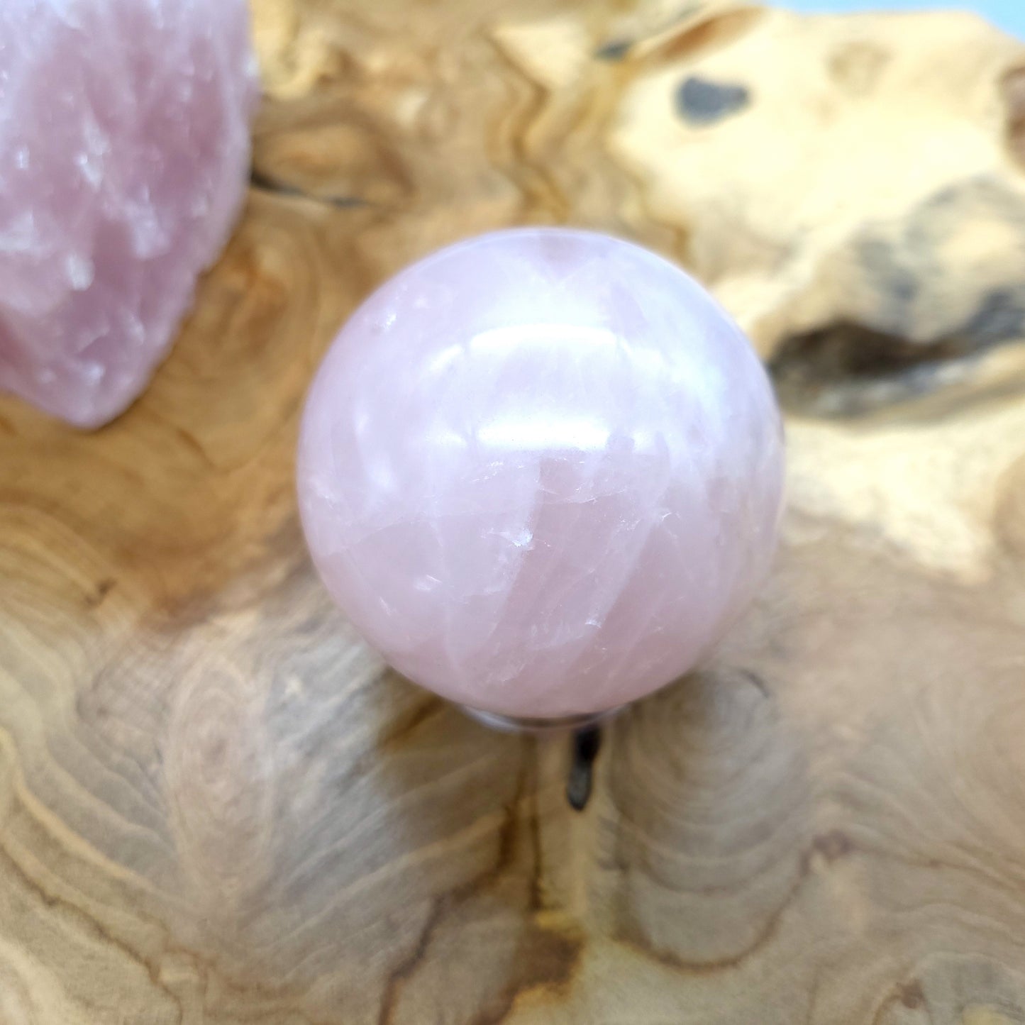 SCULPTURE SPHÈRE ou BOULE 3D EN PIERRE DE QUARTZ ROSE N°1 - UNIQUE & ARTISANALE