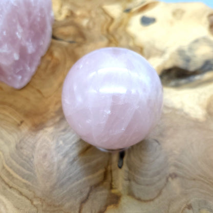 SCULPTURE SPHÈRE ou BOULE 3D EN PIERRE DE QUARTZ ROSE N°1 - UNIQUE & ARTISANALE