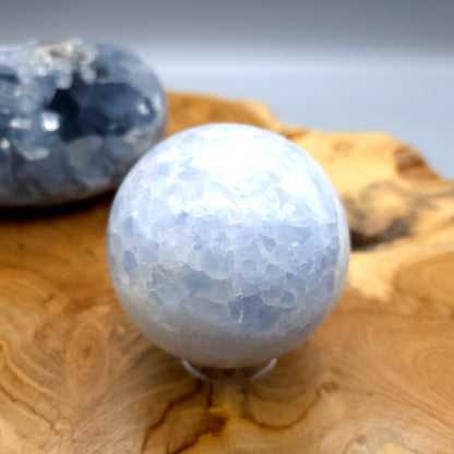 SCULPTURE SPHÈRE ou BOULE 3D EN PIERRE DE CÉLESTINE  (bleue) N°3 - UNIQUE & ARTISANALE