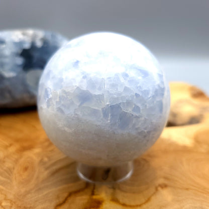 SCULPTURE SPHÈRE ou BOULE 3D EN PIERRE DE CÉLESTINE  (bleue) N°3 - UNIQUE & ARTISANALE