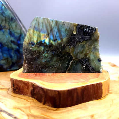 DÉCORATION EN PIERRE DE LABRADORITE ARC EN CIEL AU CHOIX SUR SOCLE SCULPTÉ EN BOIS (CADE) – UNIQUE, ORIGINALE & ARTISANALE