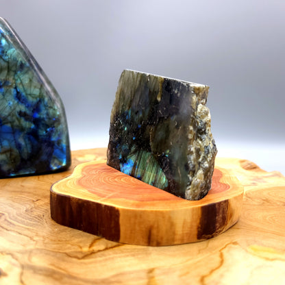 DÉCORATION EN PIERRE DE LABRADORITE ARC EN CIEL AU CHOIX SUR SOCLE SCULPTÉ EN BOIS (CADE) – UNIQUE, ORIGINALE & ARTISANALE