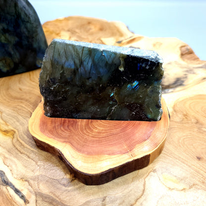 DÉCORATION EN PIERRE DE LABRADORITE ARC EN CIEL AU CHOIX SUR SOCLE SCULPTÉ EN BOIS (CADE) – UNIQUE, ORIGINALE & ARTISANALE