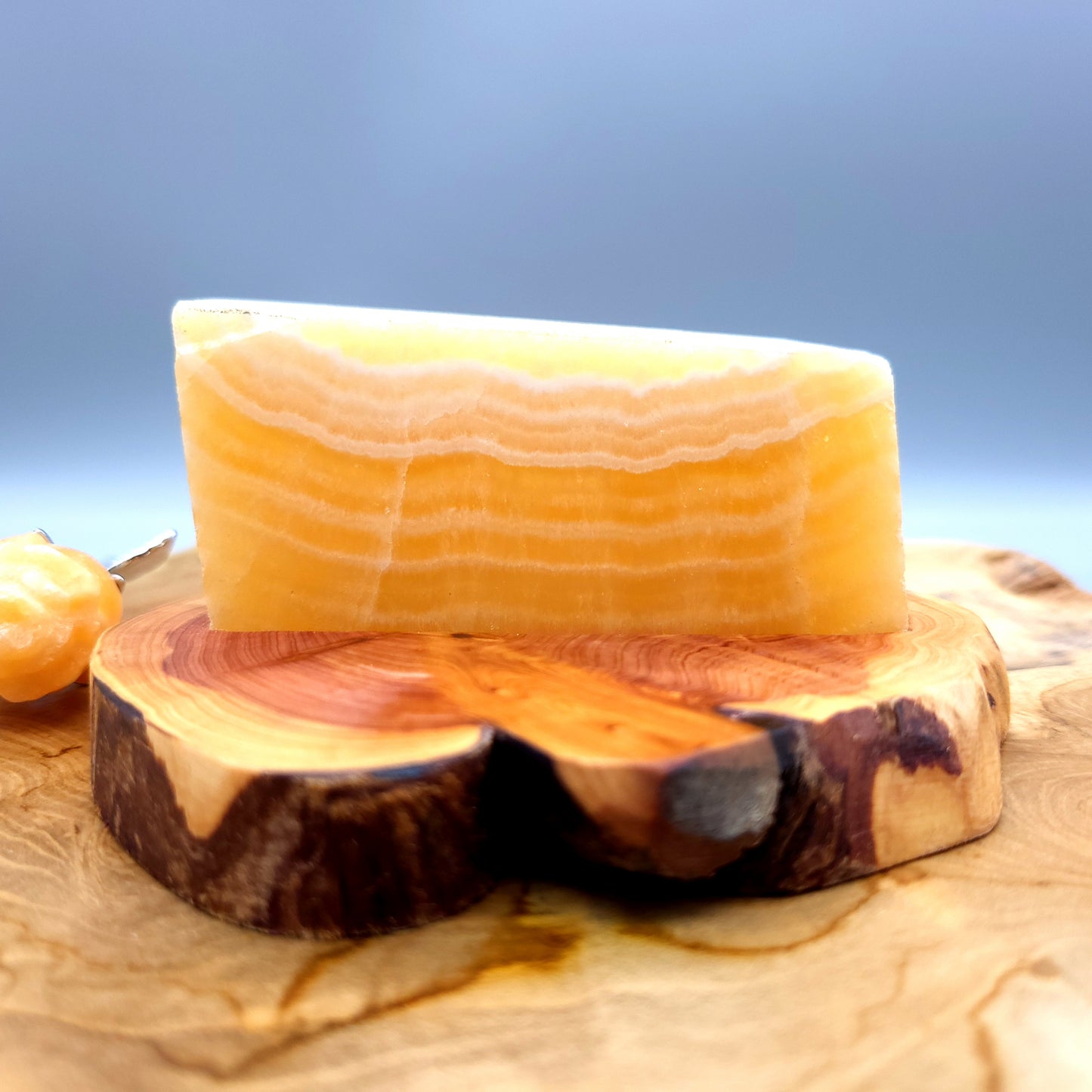 DÉCORATION TRANCHE DE PIERRE CALCITE JAUNE N°6 SUR SOCLE SCULPTÉ EN BOIS (CADE) – UNIQUE, ORIGINAL & ARTISANALE