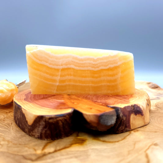 DÉCORATION TRANCHE DE PIERRE CALCITE JAUNE N°6 SUR SOCLE SCULPTÉ EN BOIS (CADE) – UNIQUE, ORIGINAL & ARTISANALE
