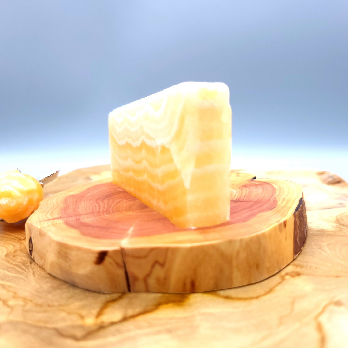 DÉCORATION TRANCHE DE PIERRE CALCITE JAUNE N°6 SUR SOCLE SCULPTÉ EN BOIS (CADE) – UNIQUE, ORIGINAL & ARTISANALE