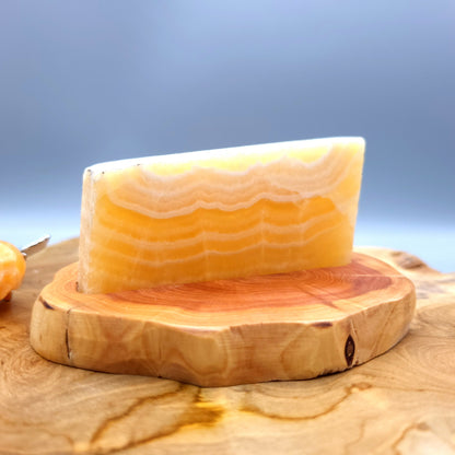 DÉCORATION TRANCHE DE PIERRE CALCITE JAUNE N°6 SUR SOCLE SCULPTÉ EN BOIS (CADE) – UNIQUE, ORIGINAL & ARTISANALE