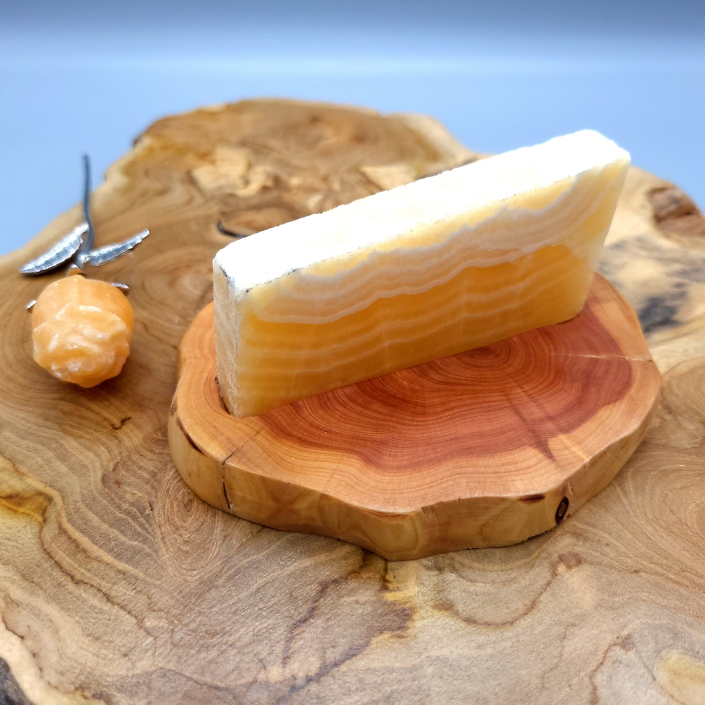 DÉCORATION TRANCHE DE PIERRE CALCITE JAUNE N°6 SUR SOCLE SCULPTÉ EN BOIS (CADE) – UNIQUE, ORIGINAL & ARTISANALE