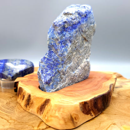 DÉCORATION EN PIERRE BRUTE DE LAPIS LAZULI AU CHOIX SUR SOCLE SCULPTÉ EN BOIS (CADE) – UNIQUE, ORIGINALE & ARTISANALE