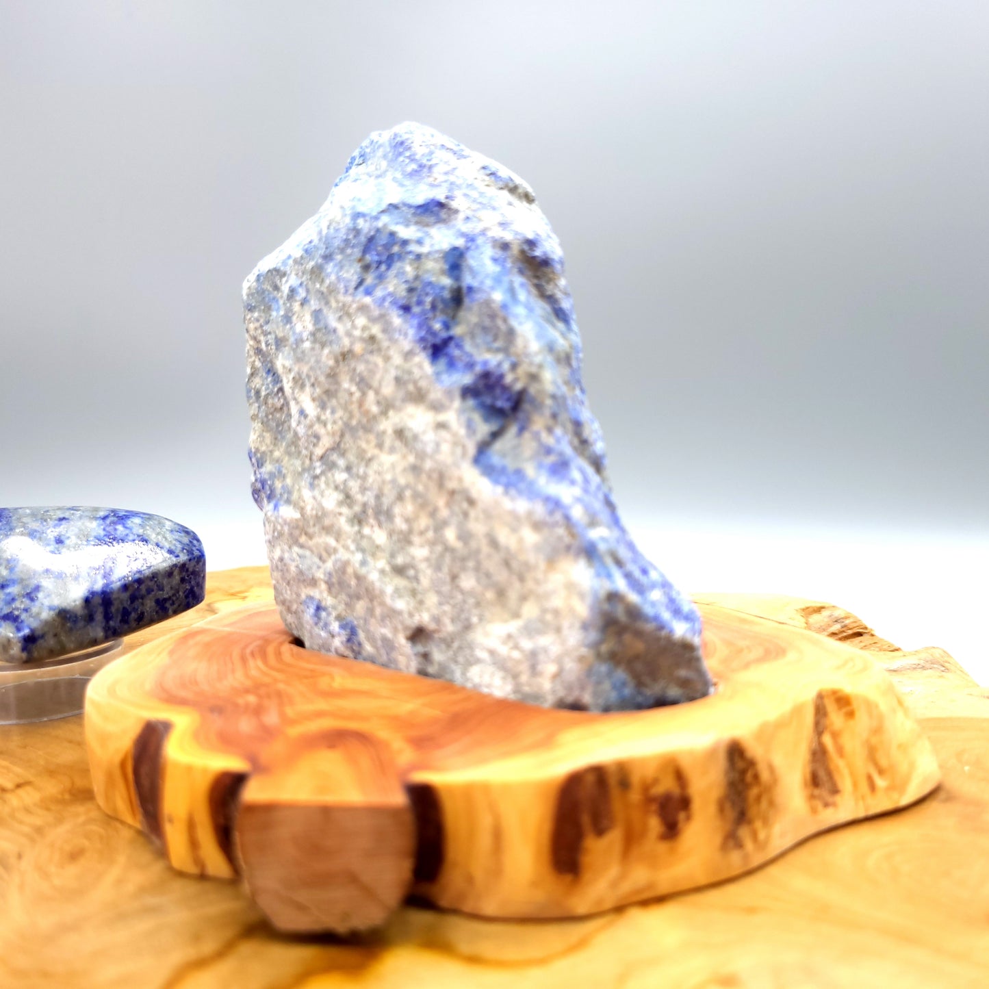 DÉCORATION EN PIERRE BRUTE DE LAPIS LAZULI AU CHOIX SUR SOCLE SCULPTÉ EN BOIS (CADE) – UNIQUE, ORIGINALE & ARTISANALE