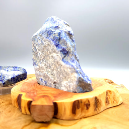 DÉCORATION EN PIERRE BRUTE DE LAPIS LAZULI AU CHOIX SUR SOCLE SCULPTÉ EN BOIS (CADE) – UNIQUE, ORIGINALE & ARTISANALE