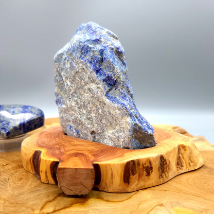 DÉCORATION EN PIERRE BRUTE DE LAPIS LAZULI AU CHOIX SUR SOCLE SCULPTÉ EN BOIS (CADE) – UNIQUE, ORIGINALE & ARTISANALE