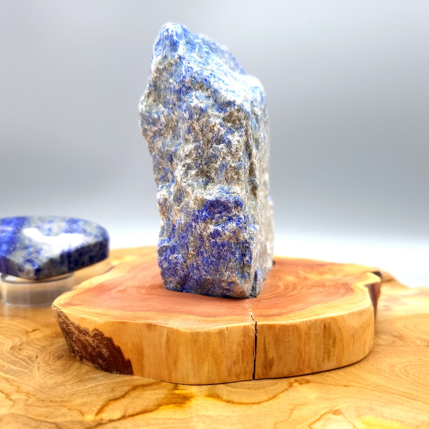 DÉCORATION EN PIERRE BRUTE DE LAPIS LAZULI AU CHOIX SUR SOCLE SCULPTÉ EN BOIS (CADE) – UNIQUE, ORIGINALE & ARTISANALE