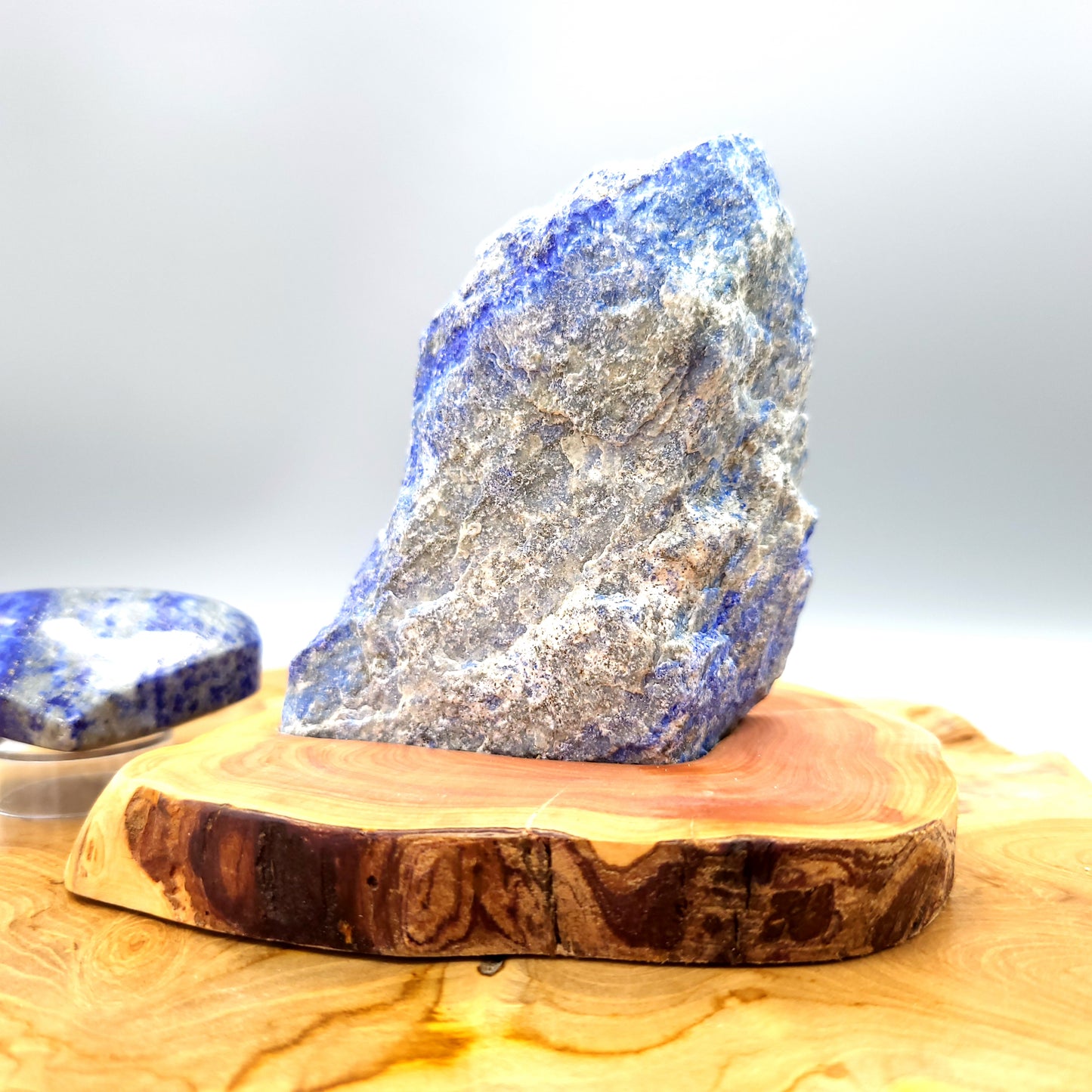 DÉCORATION EN PIERRE BRUTE DE LAPIS LAZULI AU CHOIX SUR SOCLE SCULPTÉ EN BOIS (CADE) – UNIQUE, ORIGINALE & ARTISANALE
