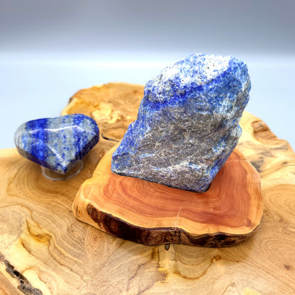 DÉCORATION EN PIERRE BRUTE DE LAPIS LAZULI AU CHOIX SUR SOCLE SCULPTÉ EN BOIS (CADE) – UNIQUE, ORIGINALE & ARTISANALE