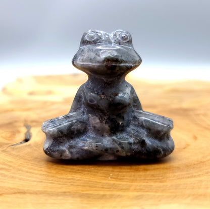 PETITES GRENOUILLES EN MÉDITATION EN PIERRES AU CHOIX - SCULPTURES UNIQUES & ARTISANALES
