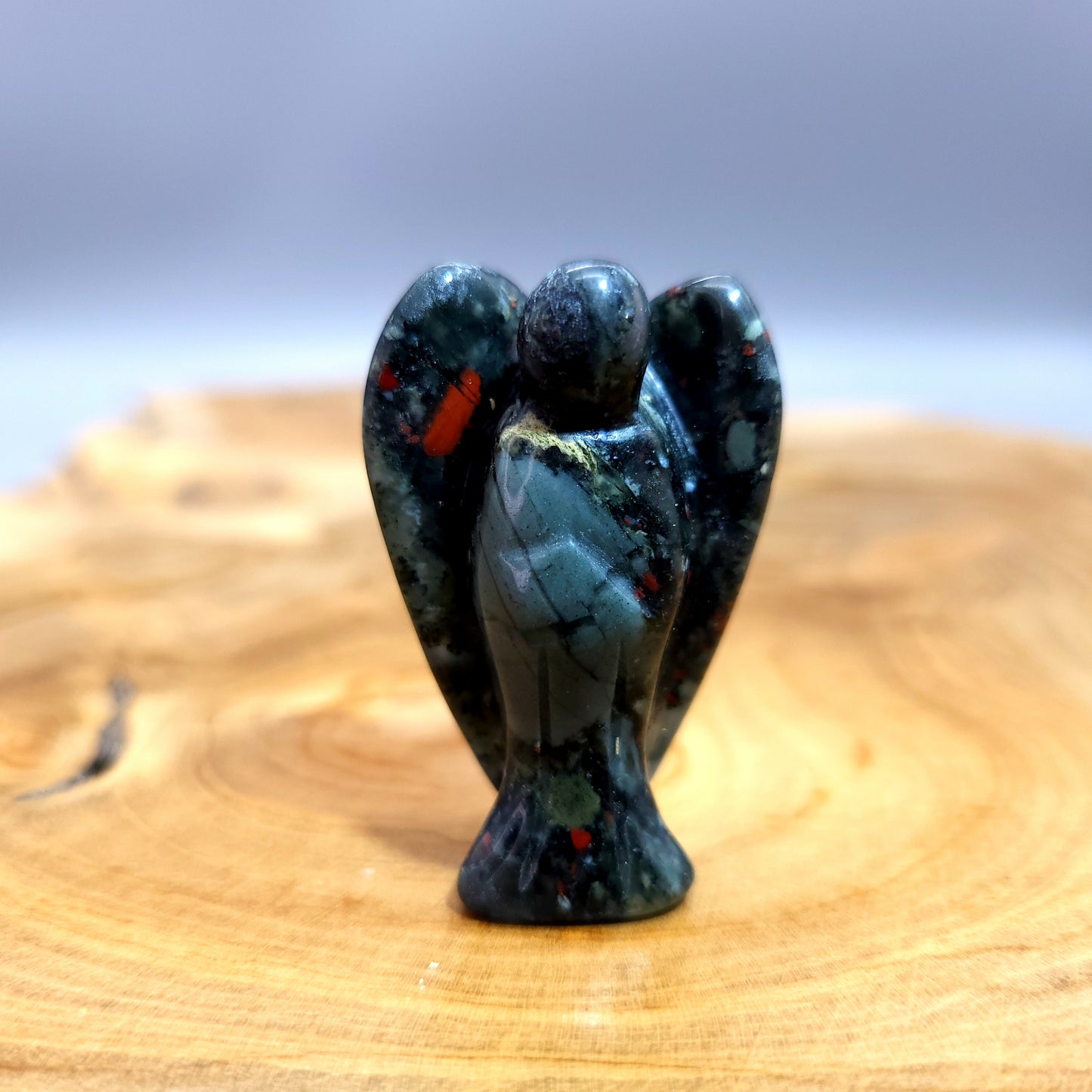 ANGE GARDIEN SCULPTÉ EN PIERRE DE JASPE SANG DE DRAGON - UNIQUE & ARTISANAL