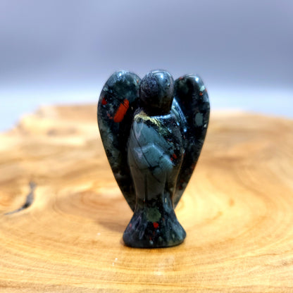 ANGE GARDIEN SCULPTÉ EN PIERRE DE JASPE SANG DE DRAGON - UNIQUE & ARTISANAL