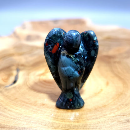 ANGE GARDIEN SCULPTÉ EN PIERRE DE JASPE SANG DE DRAGON - UNIQUE & ARTISANAL