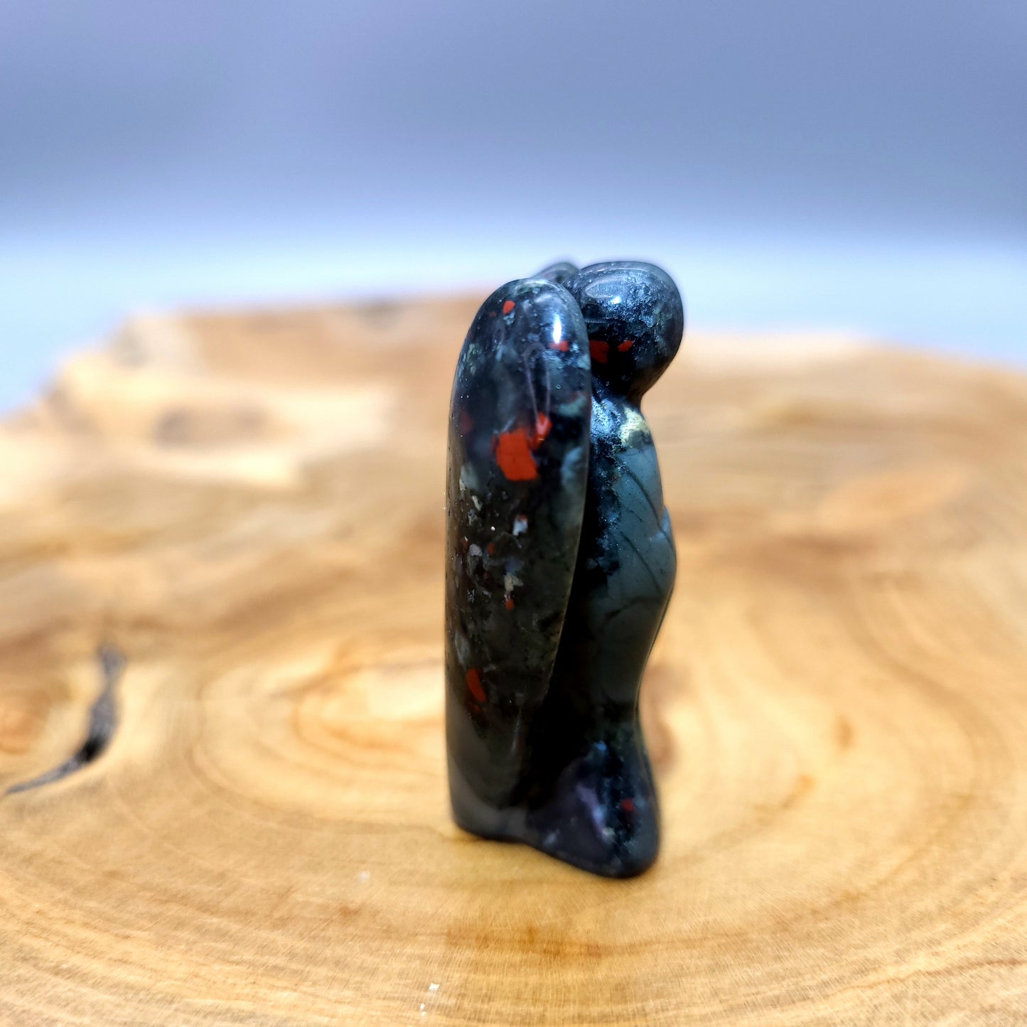 ANGE GARDIEN SCULPTÉ EN PIERRE DE JASPE SANG DE DRAGON - UNIQUE & ARTISANAL