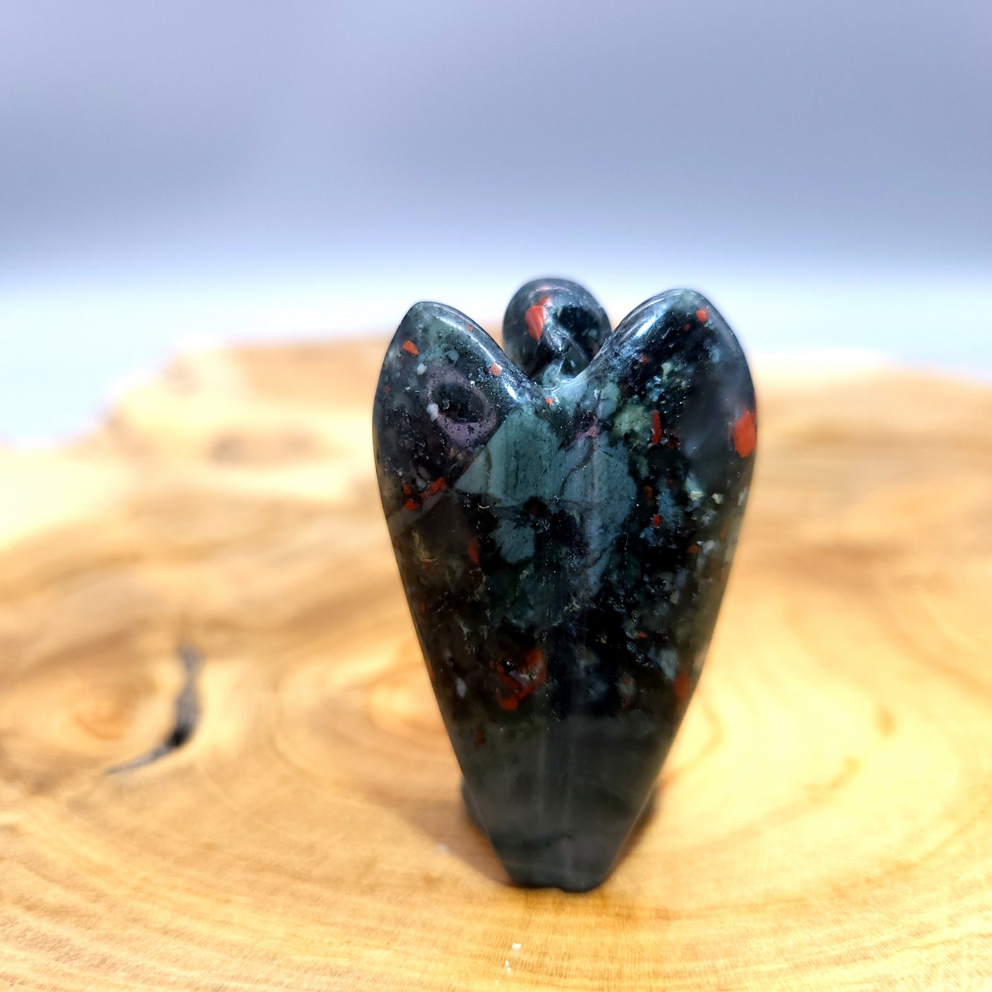 ANGE GARDIEN SCULPTÉ EN PIERRE DE JASPE SANG DE DRAGON - UNIQUE & ARTISANAL