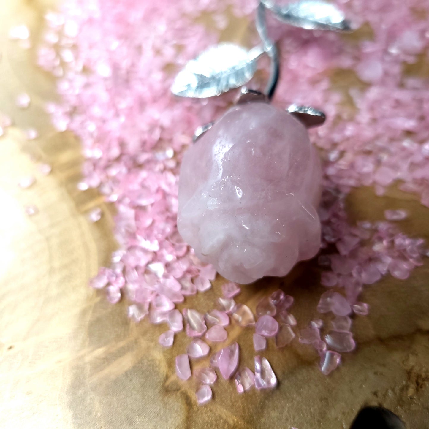 FLEURS " ROSES " SCULPTÉES EN PIERRES DE QUARTZ ROSE, FRAISE et BLANC – DÉCORATIONS ORIGINALES, UNIQUES & ARTISANALES