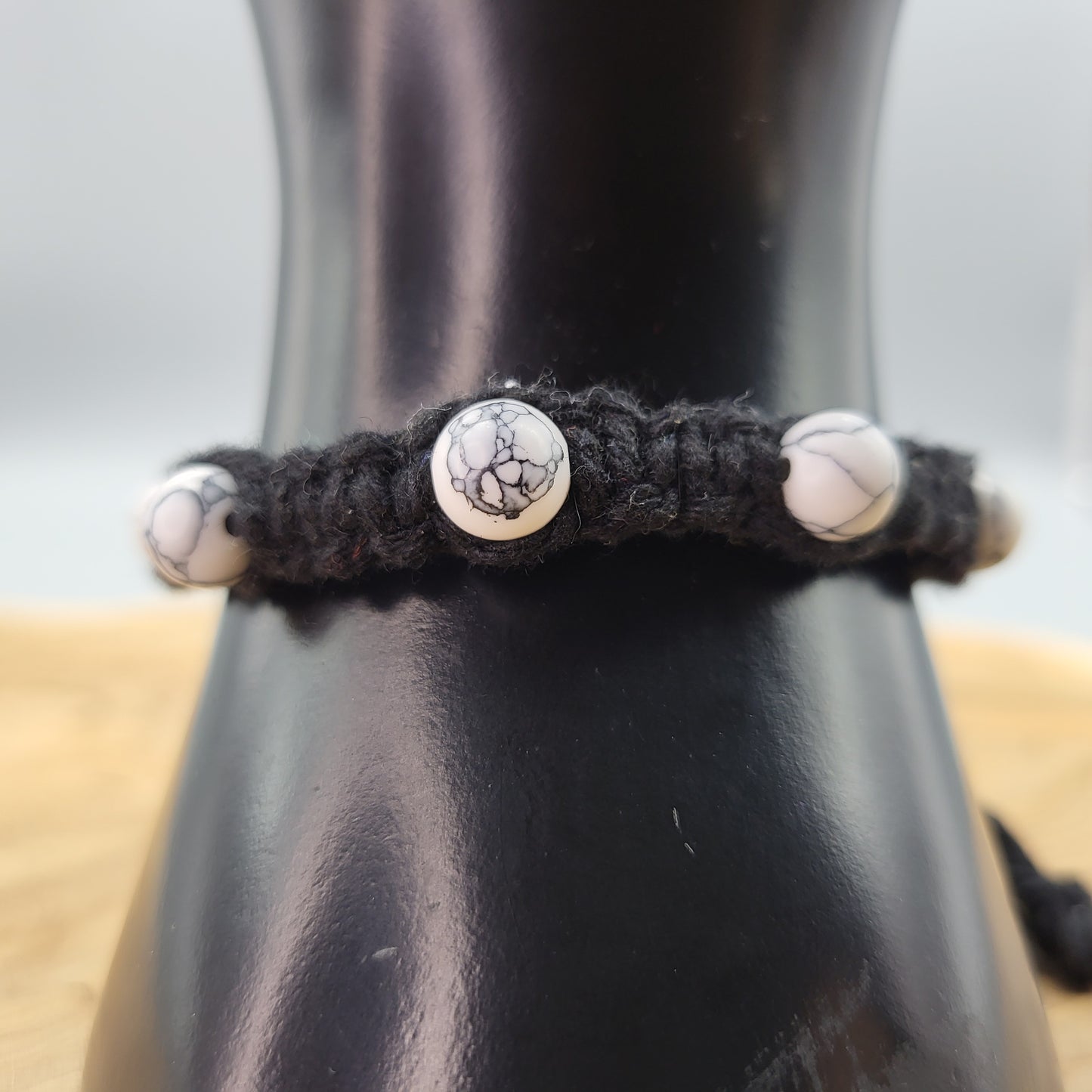 BRACELET MACRAMÉ EN PIERRE HOWLITE - AJUSTABLE & MIXTE, UNIQUE & ARTISANAL