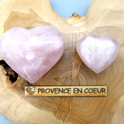 COEUR SCULPTÉ EN PIERRE DE QUARTZ ROSE - UNIQUE & ARTISANAL