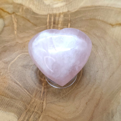 COEUR SCULPTÉ EN PIERRE DE QUARTZ ROSE - UNIQUE & ARTISANAL