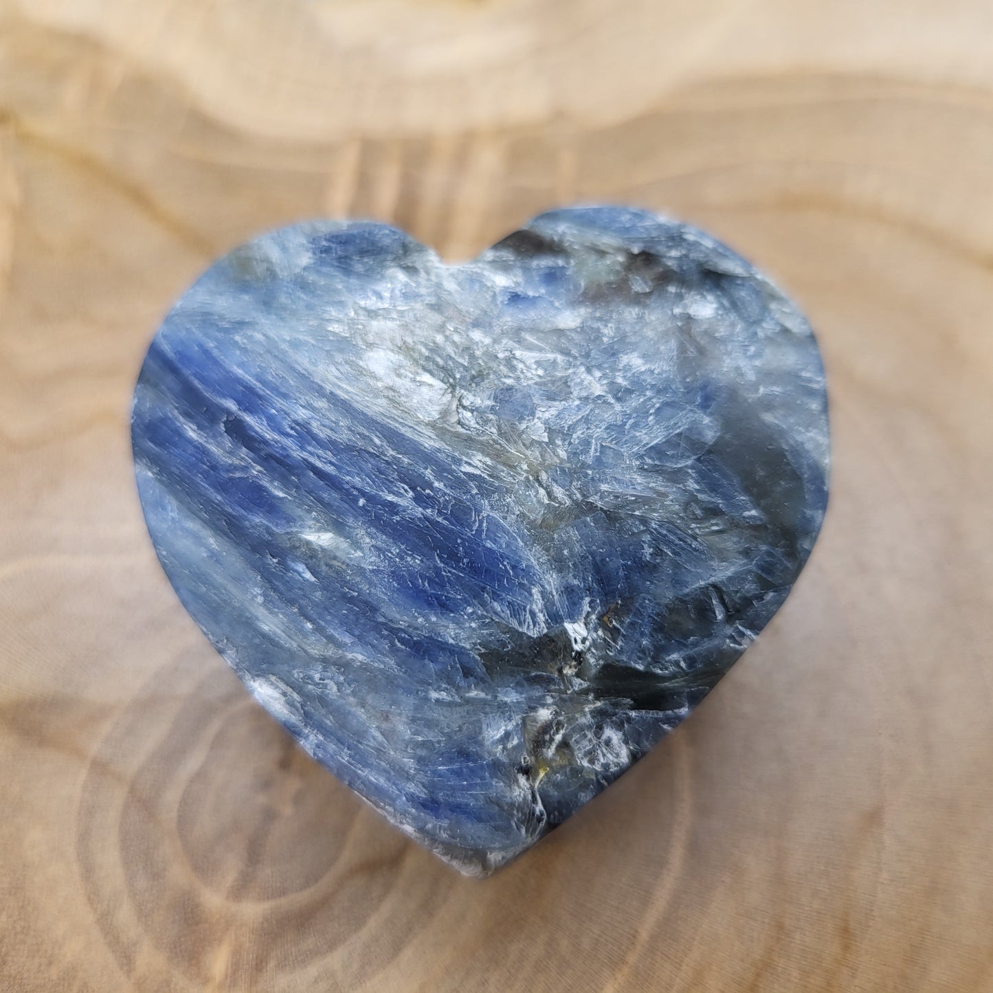 COEUR SCULPTÉ EN PIERRE DE KYANITE N°1 - UNIQUE & ARTISANAL