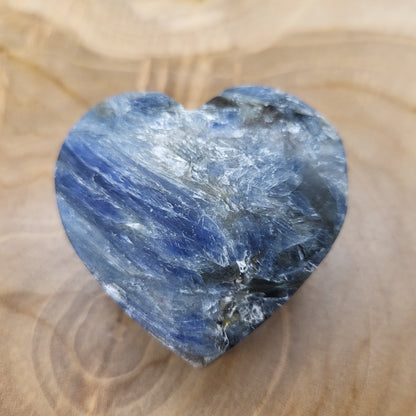 COEUR SCULPTÉ EN PIERRE DE KYANITE N°1 - UNIQUE & ARTISANAL