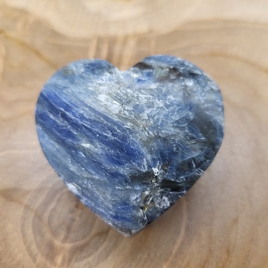 COEUR SCULPTÉ EN PIERRE DE KYANITE N°1 - UNIQUE & ARTISANAL