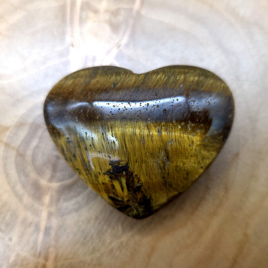 COEUR SCULPTÉ EN PIERRE OEIL DU TIGRE - UNIQUE & ARTISANAL