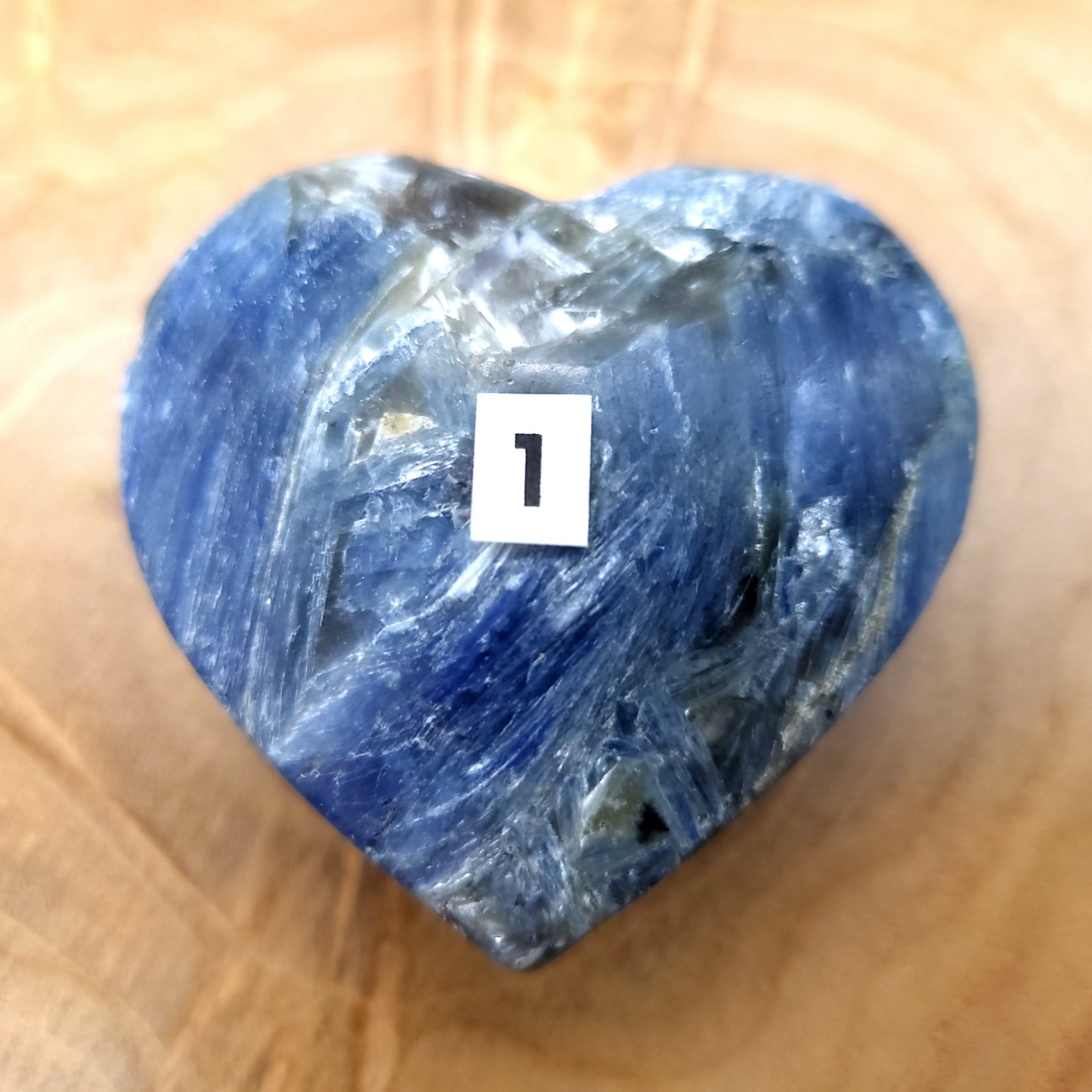 COEUR SCULPTÉ EN PIERRE DE KYANITE N°1 - UNIQUE & ARTISANAL