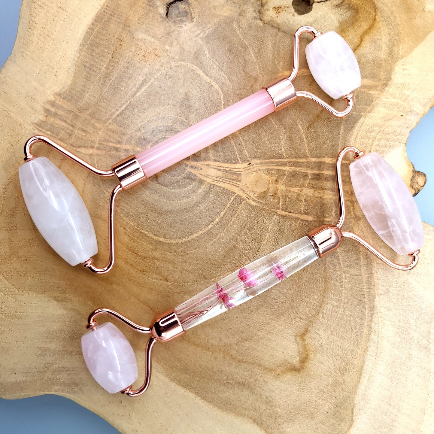 2 SUBLIMES OUTILS de BEAUTÉ « 2 ROULEAUX » EN PIERRE QUARTZ ROSE + VRAIES FLEURS SÉCHÉES (AU CHOIX) - MASSAGE & ANTI-ÂGE