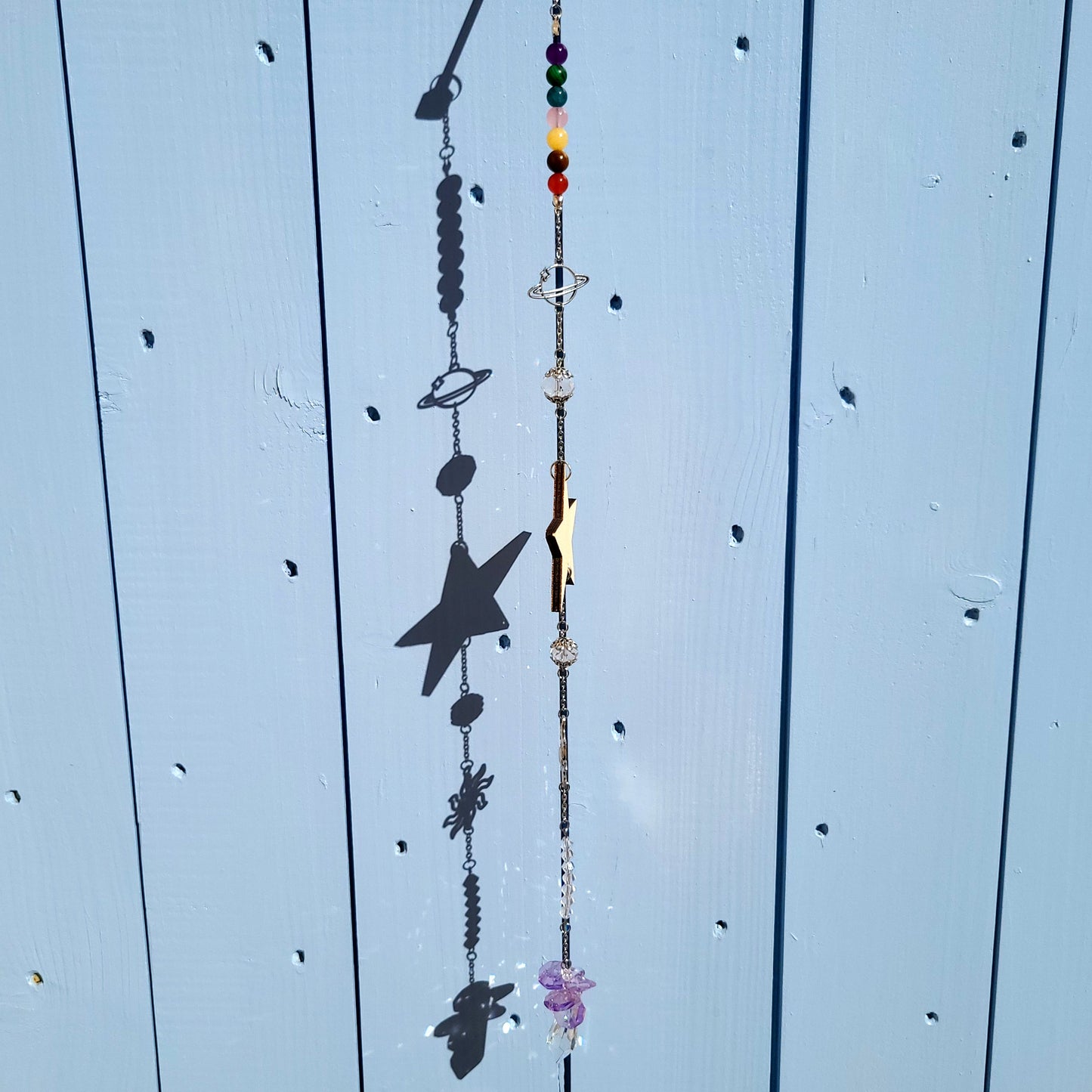 DÉCORATION SUNCATCHER 7 CHAKRAS EN PIERRES & " UNIVERS" avec  ÉTOILE EN BOIS + ANGE, SOLEIL & SATURNE - ATTRAPE SOLEIL UNIQUE, ARTISANAL & ORIGINAL