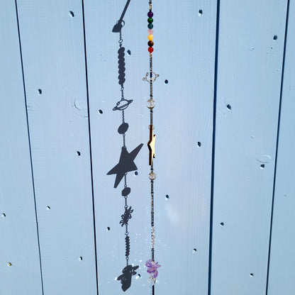 DÉCORATION SUNCATCHER 7 CHAKRAS EN PIERRES & " UNIVERS" avec  ÉTOILE EN BOIS + ANGE, SOLEIL & SATURNE - ATTRAPE SOLEIL UNIQUE, ARTISANAL & ORIGINAL