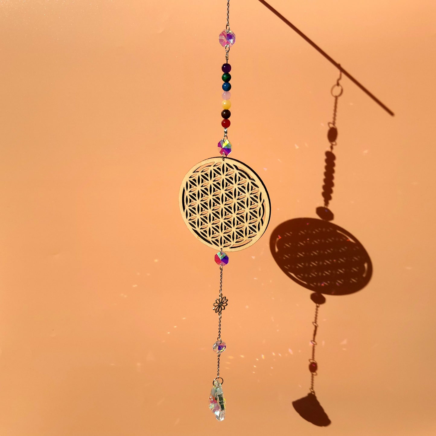 DÉCORATION SUNCATCHER 7 CHAKRAS EN PIERRES & FLEUR de VIE EN BOIS + MARGUERITE - ATTRAPE SOLEIL UNIQUE, ARTISANAL & ORIGINAL