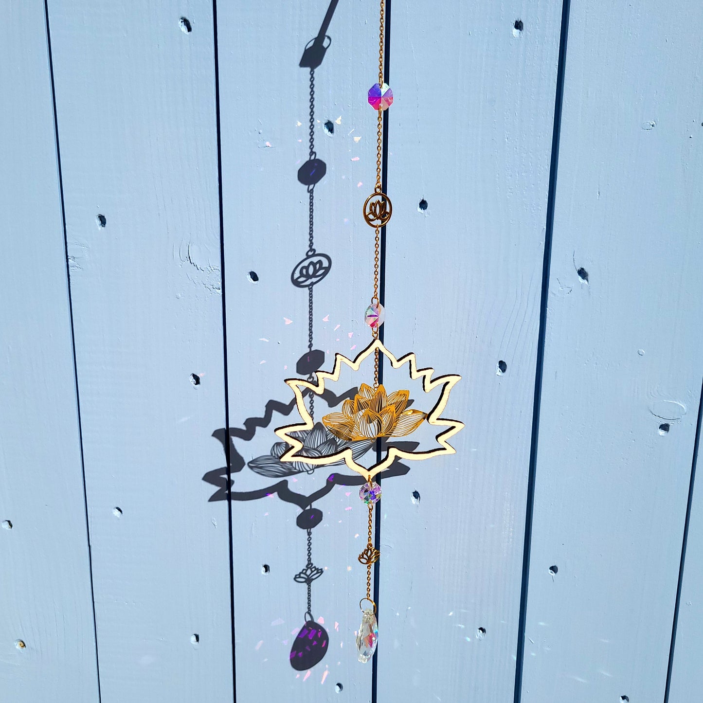 DÉCORATION SUNCATCHER EN BOIS + LOTUS EN MÉTAL DORÉ - ATTRAPE SOLEIL UNIQUE, ARTISANAL & ORIGINAL