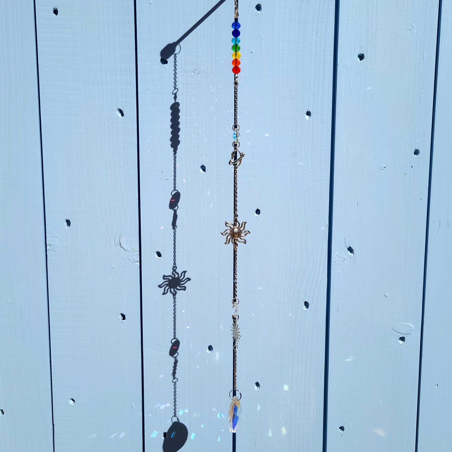 DÉCORATION SUNCATCHER " UNIVERS + 7 CHAKRAS " avec SOLEILS & PLANÈTE SATURNE - ATTRAPE SOLEIL UNIQUE, ARTISANAL & ORIGINAL